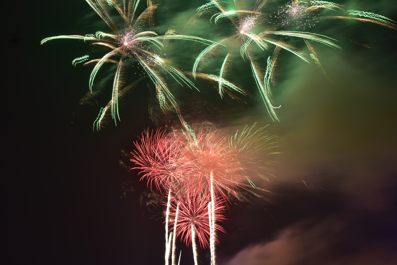 Mãn nhãn với màn pháo hoa đặc biệt đêm giao thừa chào Xuân mới Tân Sửu 2021 - ảnh 1