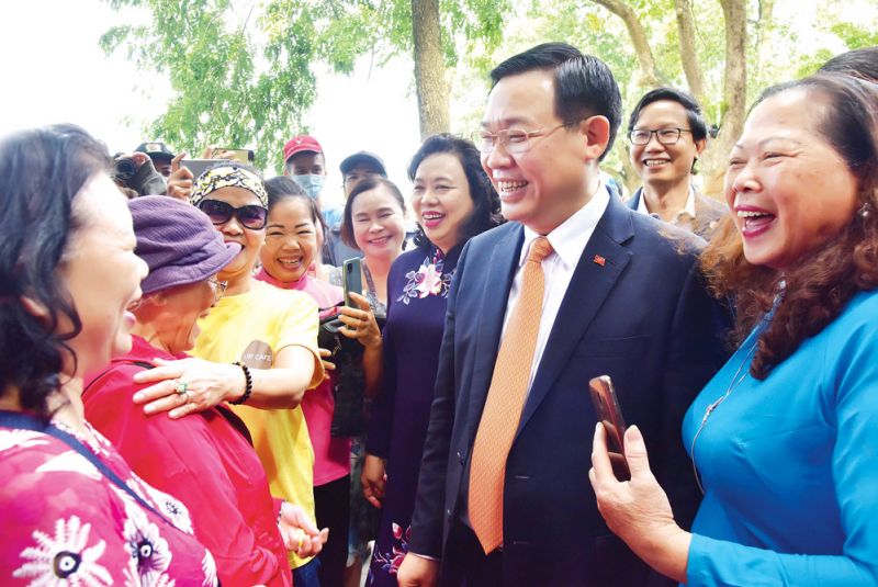 B&iacute; thư Th&agrave;nh ủy H&agrave; Nội Vương Đ&igrave;nh Huệ tr&ograve; chuyện với người d&acirc;n Thủ đ&ocirc; ng&agrave;y 10-10-2020. Ảnh: Viết Th&agrave;nh