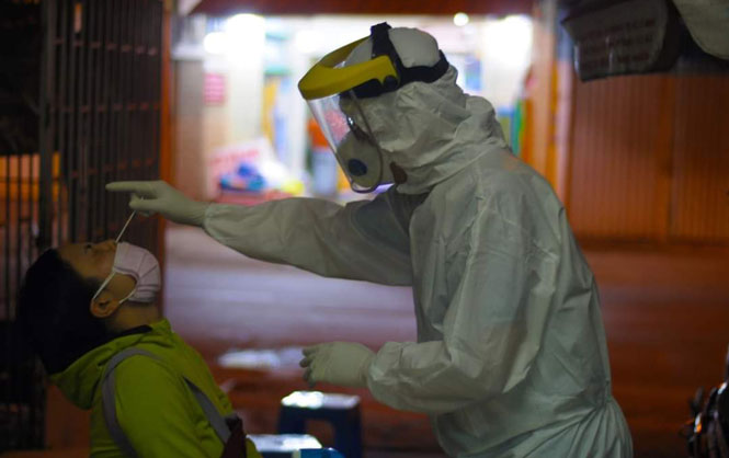 Nh&acirc;n vi&ecirc;n y tế lấy mẫu x&eacute;t nghiệm Covid-19 trong cộng đồng tại th&agrave;nh phố Hồ Ch&iacute; Minh.