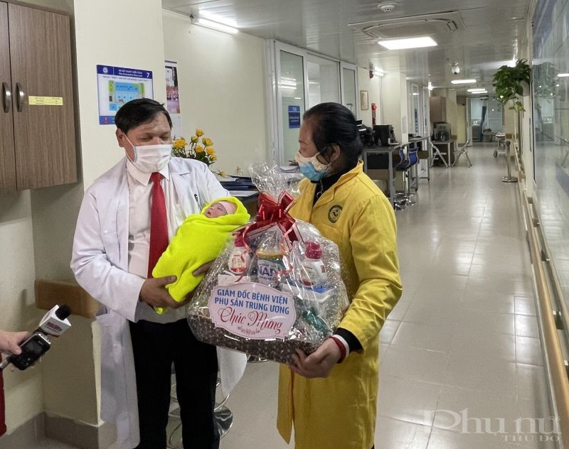 Phần qu&agrave; PGS.TS Trần Danh Cường d&agrave;nh tặng c&aacute;c mẹ v&agrave; b&eacute; nh&acirc;n dịp đầu năm mới.