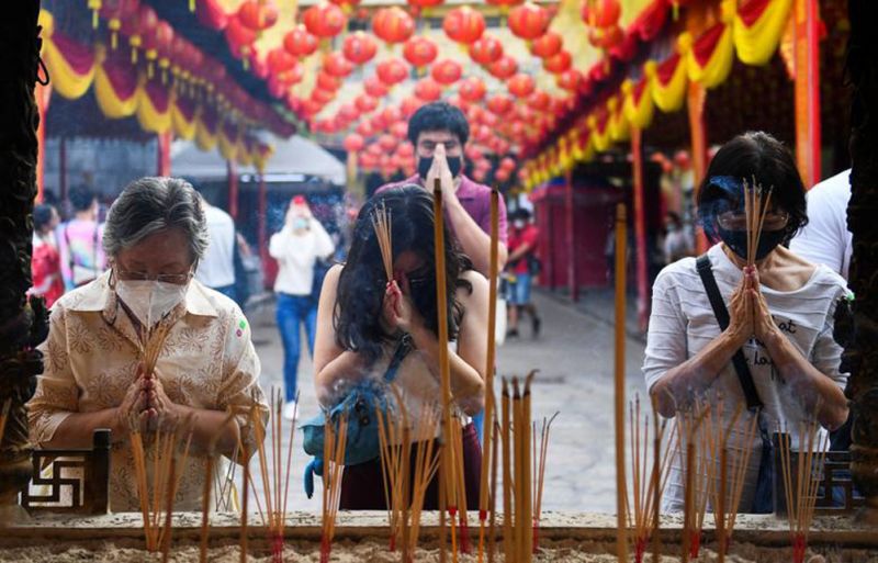 Người d&acirc;n cầu nguyện tại một ng&ocirc;i đền ở th&agrave;nh phố Bangkok (Th&aacute;i Lan). Người d&acirc;n xứ ch&ugrave;a V&agrave;ng cũng giống người d&acirc;n tại c&aacute;c quốc gia ch&acirc;u &Aacute; kh&aacute;c thường đi lễ trước v&agrave; trong năm mới, nhằm cầu nguyện sức khỏe, b&igrave;nh an, t&agrave;i lộc, may mắn&hellip; cho bản th&acirc;n, gia đ&igrave;nh v&agrave; bạn b&egrave;. Ảnh: Reuters