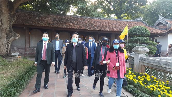 Đo&agrave;n kh&aacute;ch đến thăm Văn Miếu - Quốc Tử Gi&aacute;m H&agrave; Nội. Ảnh: TTXVN