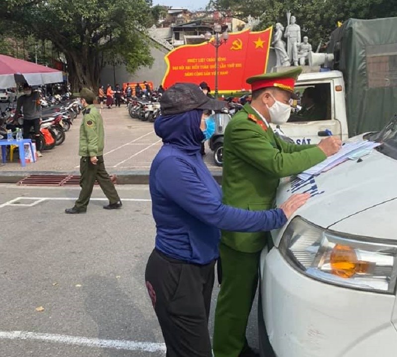 Lực lượng c&ocirc;ng an xử phạt nhiều b&atilde;i tr&ocirc;ng giữ xe 