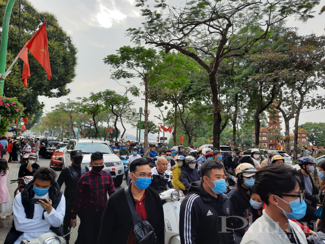 Đường Thanh Ni&ecirc;n, đoạn qua ch&ugrave;a Trấn Quốc gần như tắc nghẽn ho&agrave;n to&agrave;n.