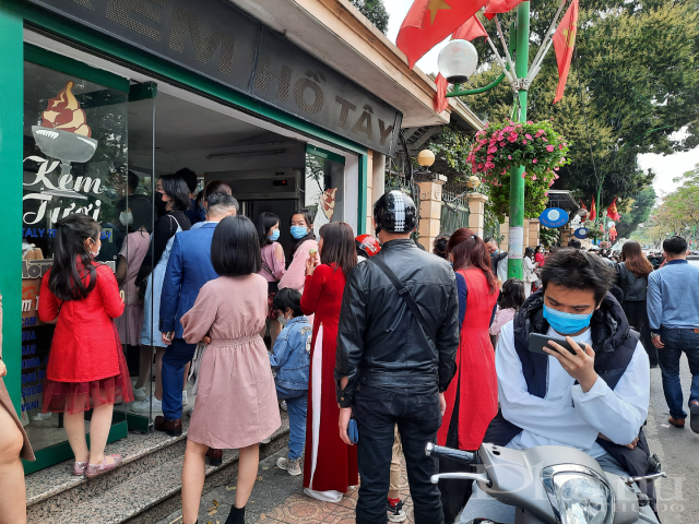 Người d&acirc;n tập trung rất đ&ocirc;ng tại cửa h&agrave;ng kem Hồ T&acirc;y.
