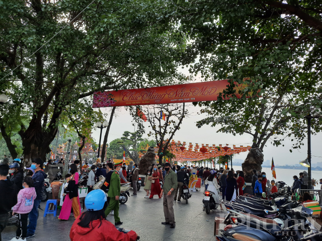 Lực lượng bảo vệ tại ch&ugrave;a Trấn Quốc kh&aacute; vất vả  trong việc điều tiết giao th&ocirc;ng, nhắc nhở người d&acirc;n đến ch&ugrave;a đeo khẩu trang v&agrave; để xe đ&uacute;ng nơi quy định.