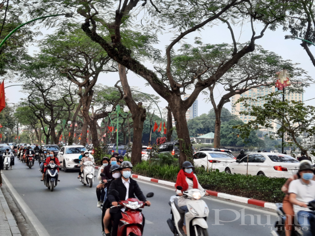 Đường phố Hà Nội chiều mùng 1 Tết chật cứng - ảnh 2