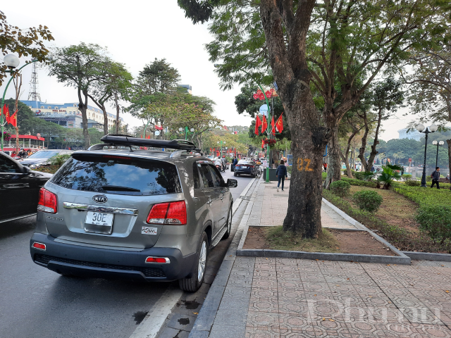 Nhiều phương tiện dừng đỗ sai quy định c&agrave;ng khiến cho việc di chuyển gặp nhiều kh&oacute; khăn.