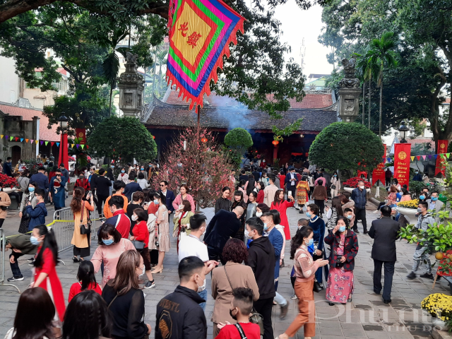 T&igrave;nh trạng tương tự cũng diễn ra tại đền Qu&aacute;n Th&aacute;nh khi người d&acirc;n đến qu&aacute; đ&ocirc;ng.