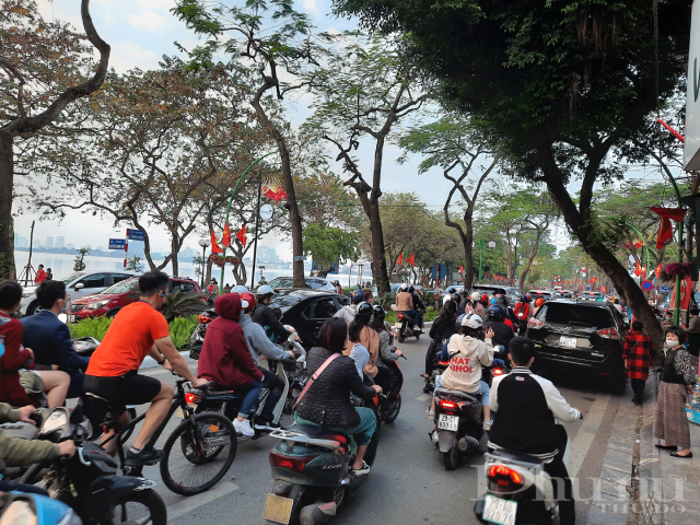 T&igrave;nh trạng người d&acirc;n tham gia giao th&ocirc;ng kh&ocirc;ng đội mũ bảo hiểm diễn ra kh&aacute; phổ biến.