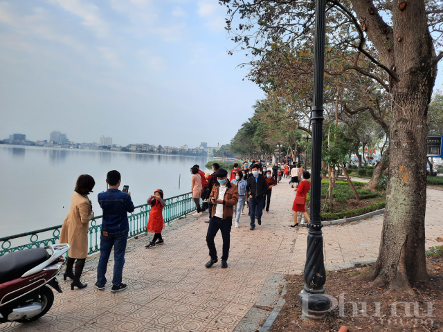 Khu vực Hồ T&acirc;y cũng thu h&uacute;t kh&aacute; nhiều người đến chụp ảnh.