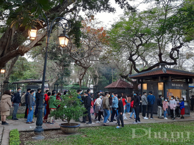 Văn Miếu - Quốc Tử Gi&aacute;m cũng ghi nhận số lượng người đến thăm rất đ&ocirc;ng.