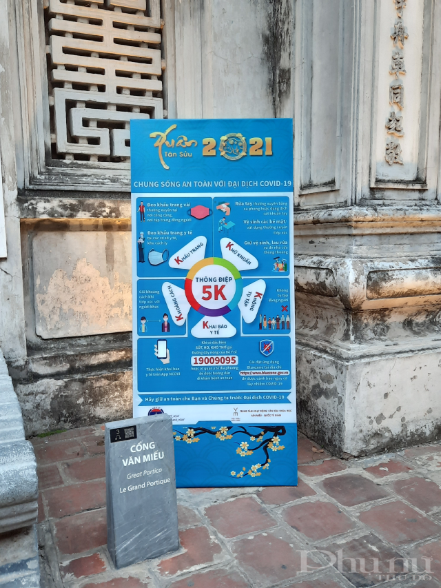 Th&ocirc;ng điệp 5K ph&ograve;ng dịch Covid-19 được đặt ngay trước cổng Văn Miếu.