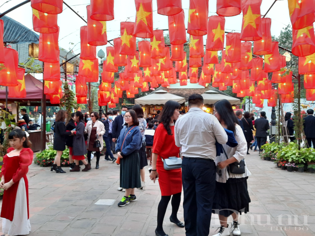 Người d&acirc;n đến chơi Hồ Văn rất đ&ocirc;ng.