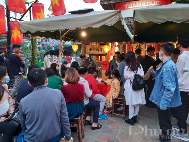 Người d&acirc;n ngồi xếp h&agrave;ng d&agrave;i chờ 