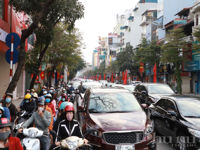 Đường T&ocirc;n Đức Thắng &ugrave;n tắc k&eacute;o d&agrave;i.