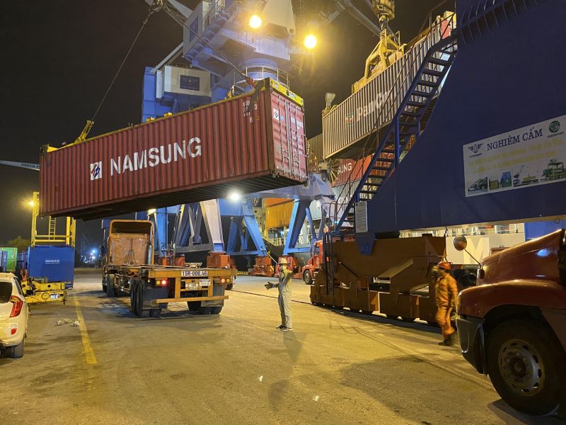 Bốc dỡ h&agrave;ng từ t&agrave;u CMA CGM J. ADAMS. Ảnh: VGP/ Phan Trang