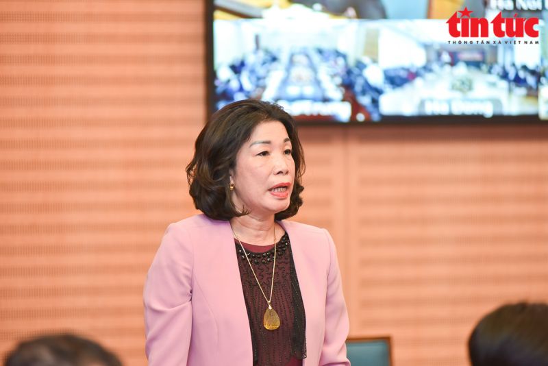 Ph&oacute; Gi&aacute;m đốc Sở Văn h&oacute;a v&agrave; Thể thao H&agrave; Nội Trần Thị V&acirc;n Anh b&aacute;o c&aacute;o tại phi&ecirc;n họp thứ 89 Ban Chỉ đạo chống dịch COVID-19 của H&agrave; Nội.