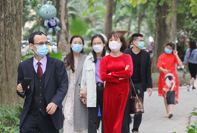 Người d&acirc;n H&agrave; Nội n&ocirc; nức xuống phố đ&oacute;n Xu&acirc;n T&acirc;n Sửu ng&agrave;y mồng 1 Tết