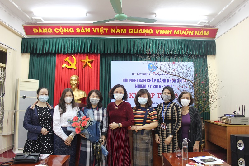 Hội LHPN quận chúc mừng các đồng chí được bầu bổ sung vào BCH, BTV Hội