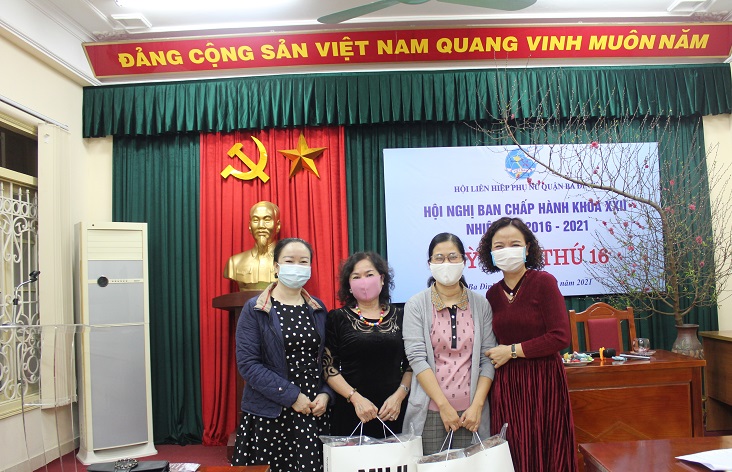 Quận Hội tổ chức chia tay tặng quà các đồng chí thôi không tham gia BCH Hội LHPN quận khóa XXII