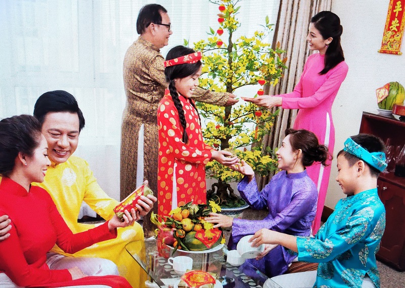 Lì xì là phong tục có từ rất lâu đời của người Á Đông, tượng trưng cho sự may mắn và tài lộc.