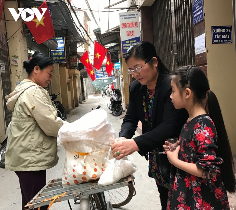 Người d&acirc;n mua muối s&aacute;ng m&ugrave;ng 1 Tết.