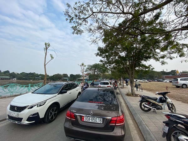 Theo ghi nhận của phóng viên, mọi con đường hướng về Phủ Tây Hồ (Hà Nội) đều ùn tắc do lượng người, phương tiện tập trung quá đông. Những bãi gửi xe dọc đường khiến các phương tiện lưu thông trở nên khó khăn hơn khi người đi bộ phải đổ xuống lòng đường.