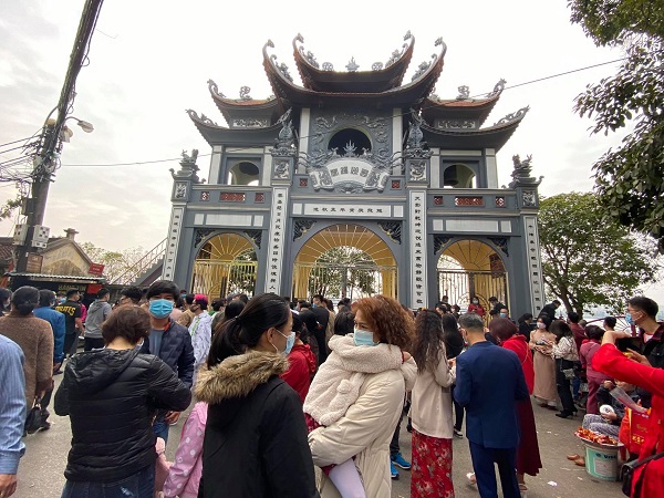 Do lượng người đến làm lễ tại Phủ Tây Hồ quá đông, Ban Quản lý đã phải đóng cửa để hạn chế người dân tập trung đông người. Tuy nhiên, người dân lại tập trung nhiều phía ngoài cổng.