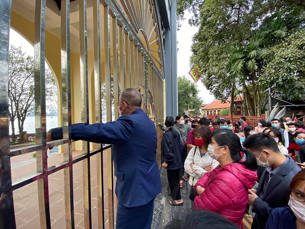 Nhiều người dân nhẫn nại chờ đợi phía bên ngoài, ông Lê Minh Đạt (Thanh Xuân, Hà Nội) cho biết: ''Tôi nghe nói chỉ đóng cửa 1 tiếng nên vẫn đừng chờ nhưng đến nay cổng vẫn đóng và chưa có thông báo gì thêm''.