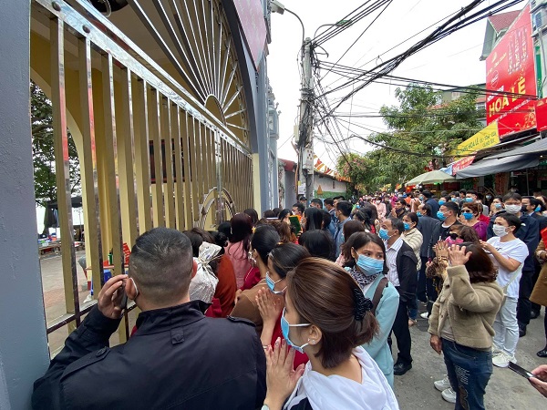 Việc không gián bảng thông báo hay có loa phát thanh tuyên truyền đến công chúng khiến nhiều người dân bức xúc, dẫn đến tình trạng người dân tập trung đông trước cổng.