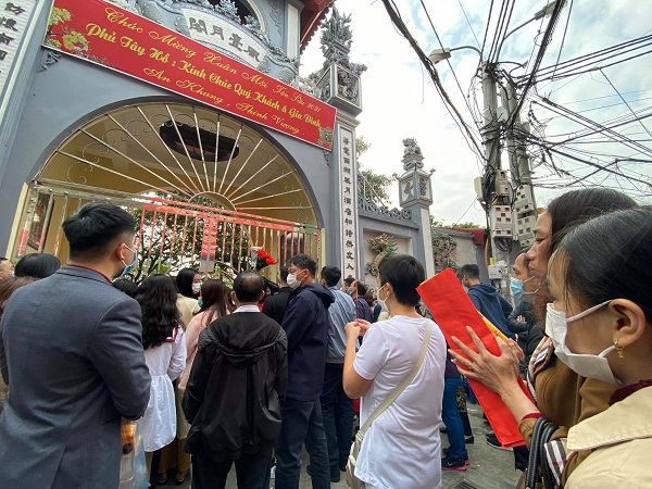 Người mang theo sớ, mang theo lễ không vào được Phủ Tây Hồ đứng tập trung trước cổng để hành lễ, khấn vái.