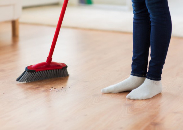 Theo các chuyên gia phong thủy không nên quá kiêng kỵ việc quét nhà đầu năm. Ảnh minh họa