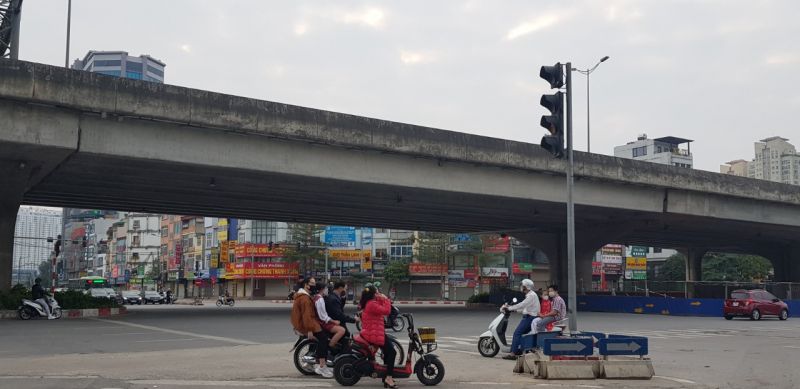 Người trẻ v&agrave; người trung ni&ecirc;n cũng kh&ocirc;ng đội mũ bảo hiểm