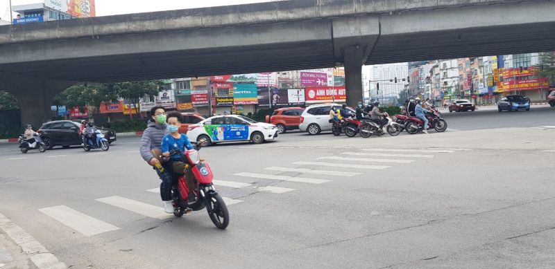 Người điều khiển xe m&ocirc; t&ocirc;, xe gắn m&aacute;y kh&ocirc;ng đội mũ bảo hiểm chiều m&ugrave;ng 1 Tết Nguy&ecirc;n đ&aacute;n T&acirc;n Sửu