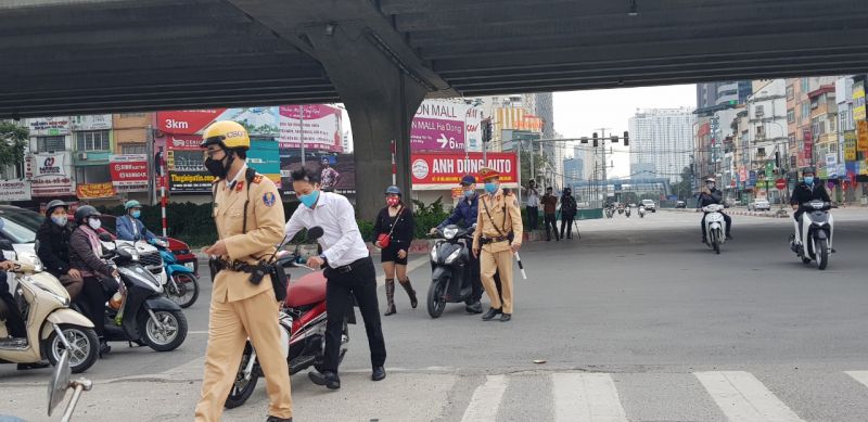 CSGT mời người vi phạm kh&ocirc;ng đội mũ bảo hiểm v&agrave;o xử l&yacute;