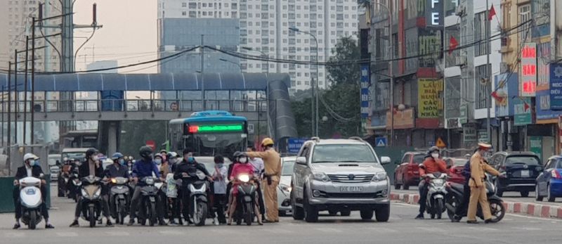 Tại ng&atilde; tư Tố Hữu - L&ecirc; Văn Lương