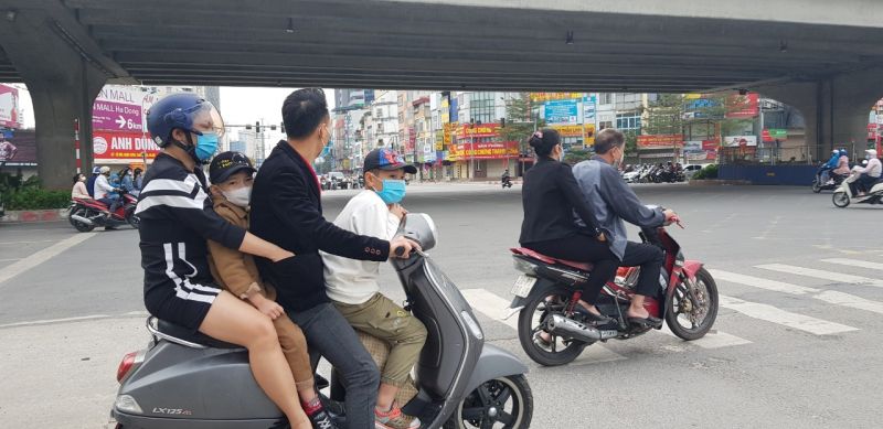 Xe m&aacute;y chở qu&aacute; số người v&agrave; nhiều người kh&ocirc;ng đội mũ bảo hiểm