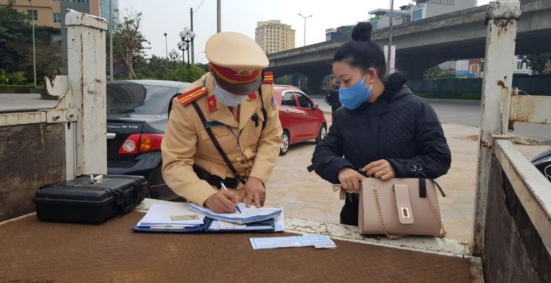 CSGT lập bi&ecirc;n bản vi phạm đối với người điều khiển xe m&ocirc; t&ocirc; kh&ocirc;ng đội mũ bảo hiểm