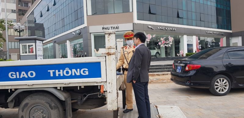 CSGT th&ocirc;ng b&aacute;o lỗi vi phạm v&agrave; nhắc nhở người điều khiển xe m&ocirc; t&ocirc; tham gia giao th&ocirc;ng kh&ocirc;ng đội mũ bảo hiểm