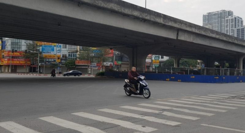 Thanh ni&ecirc;n vừa kh&ocirc;ng đội mũ bảo hiểm vừa vượt đ&egrave;n đỏ tại ng&atilde; tư Tố Hữu - L&ecirc; Văn Lương