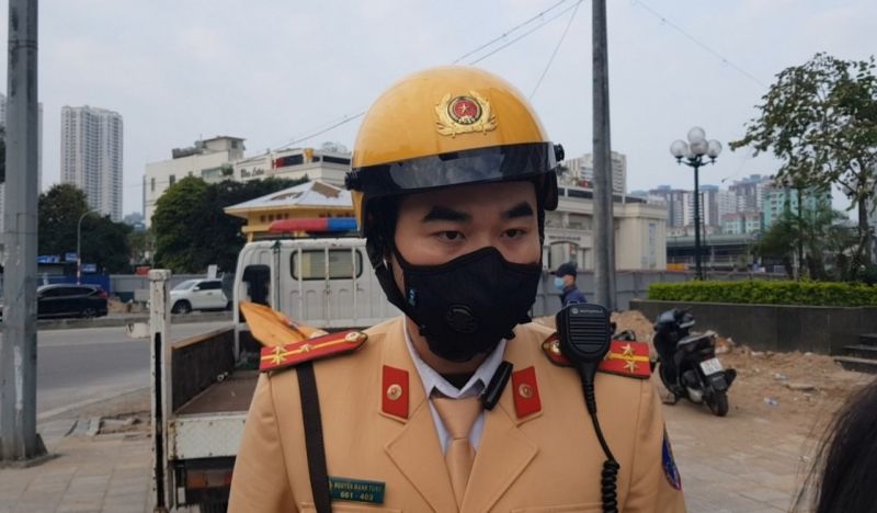 Thượng &uacute;y Nguyễn Mạnh T&ugrave;ng, c&aacute;n bộ Đội Cảnh s&aacute;t giao th&ocirc;ng đường bộ số 7, Ph&ograve;ng CSGT, C&ocirc;ng an th&agrave;nh phố H&agrave; Nội