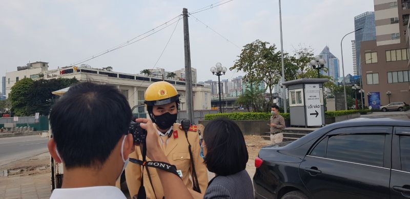 Mùng 1 Tết, CSGT xử lý nhiều trường hợp không đội mũ bảo hiểm, vượt đèn đỏ - ảnh 10