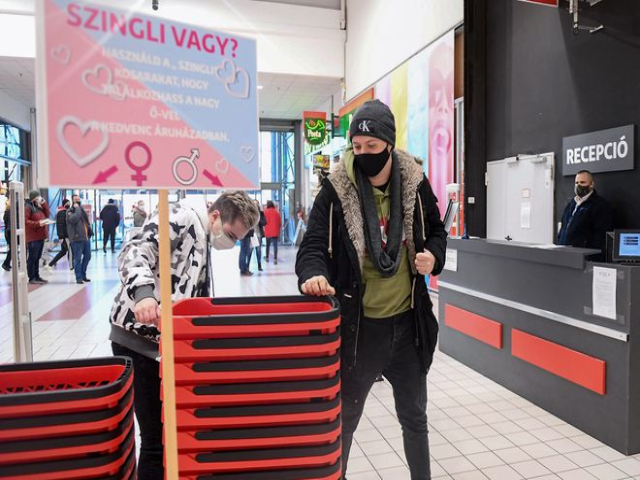 Kh&aacute;ch h&agrave;ng chọn giỏ h&agrave;ng &ldquo;độc th&acirc;n&rdquo; tại si&ecirc;u thị Auchan ở l&agrave;ng Csomor , Hungary.