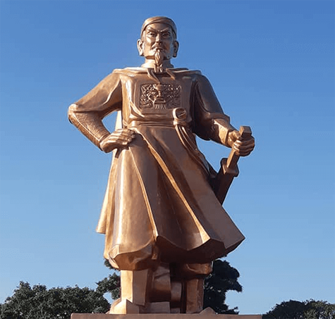 Tượng đ&agrave;i Thập đạo tướng qu&acirc;n L&ecirc; Ho&agrave;n tr&ecirc;n quảng trường Chiến thắng TP. Hải Ph&ograve;ng. Ảnh: Cổng TTĐT TP. Hải Ph&ograve;ng