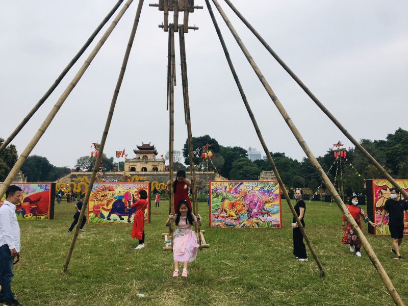 C&aacute;c em thiếu nhi h&agrave;o hứng tham gia c&aacute;c tr&ograve; chơi d&acirc;n gian