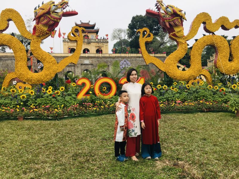 Nhiều gia đ&igrave;nh mặc &aacute;o d&agrave;i trong những ng&agrave;y đầu năm mới v&agrave; chụp h&igrave;nh kỷ niệm