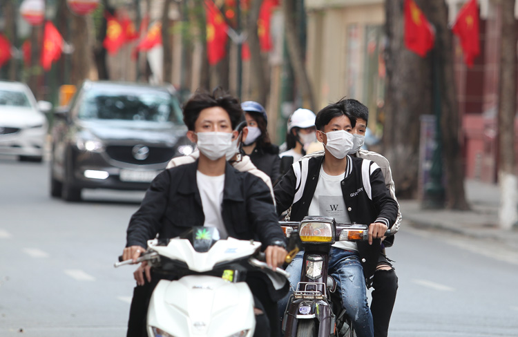 Ghi nhận của ph&oacute;ng vi&ecirc;n B&aacute;o Tin tức tr&ecirc;n một số tuyến đường như: Tr&agrave;ng Thi, H&agrave;ng B&ocirc;ng, Ph&ugrave;ng Hưng&hellip; nhiều người tham gia giao th&ocirc;ng kh&ocirc;ng đội mũ bảo hiểm.