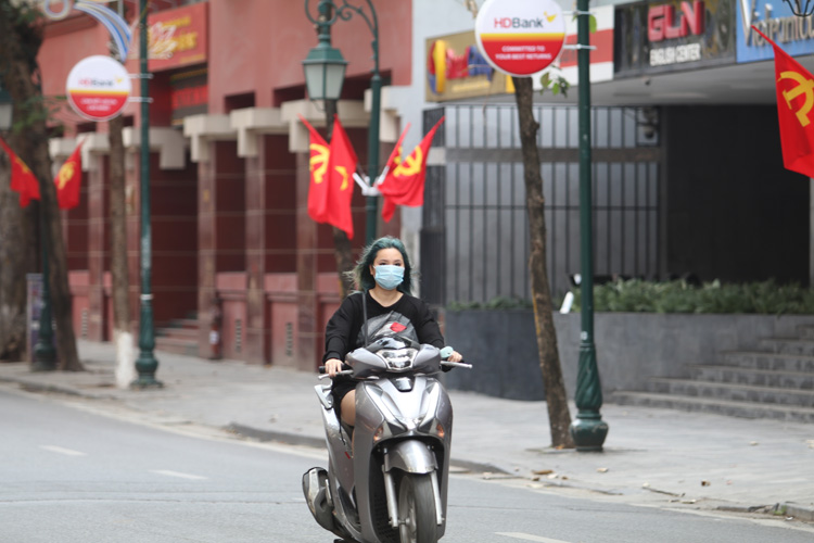 Phần lớn người tham gia giao th&ocirc;ng kh&ocirc;ng đội mũ bảo hiểm l&agrave; thanh ni&ecirc;n.