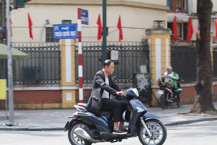 C&oacute; mũ bảo hiểm nhưng kh&ocirc;ng đội.